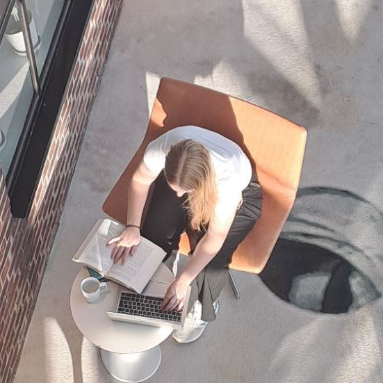 Billede at en studerende på Kulturværftet.