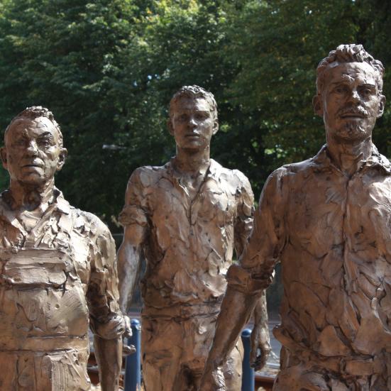 Skulpturer af værftsarbejdere på Kulturværftet