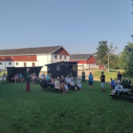 Gruppe af mennesker samlet forand Flynderrupgård