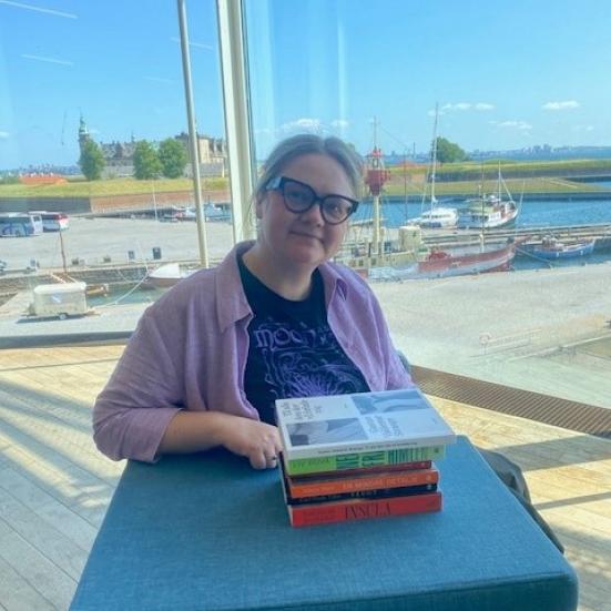 Billede af bibliotekar Cecilie Riis på Biblioteket Kulturværftet
