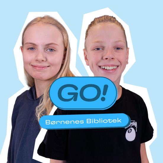 Foto af to piger med eReolen GO's logo