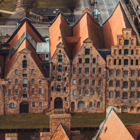 Række af gamle murstenshuse i Lübeck