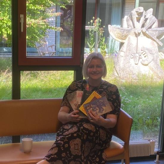 Bibliotekar Annebeth Møller sidder i sofa på Espergærde Bibliotek 
