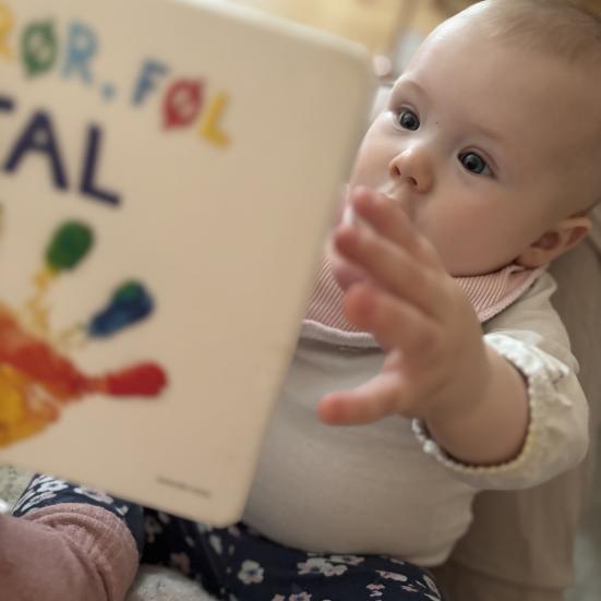 Baby læser