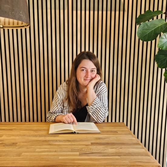 Bibliotekar Agnete ved et bord med en bog