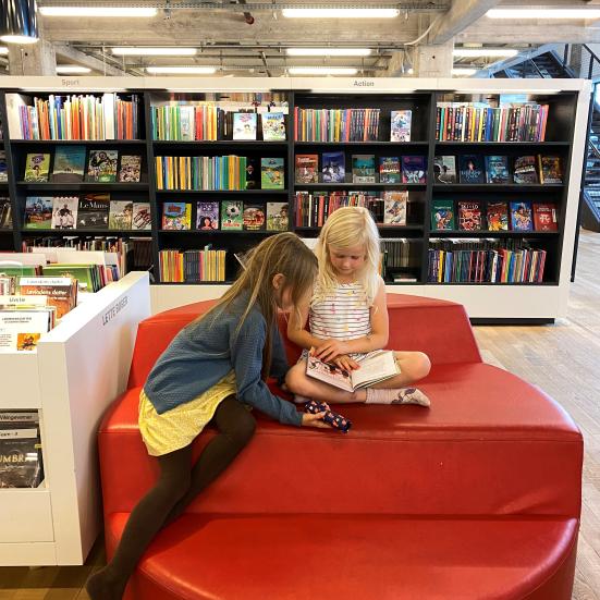 Børn der læser på biblioteket