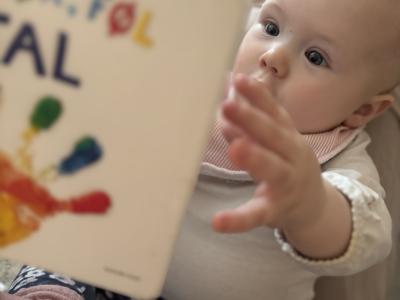 Baby læser