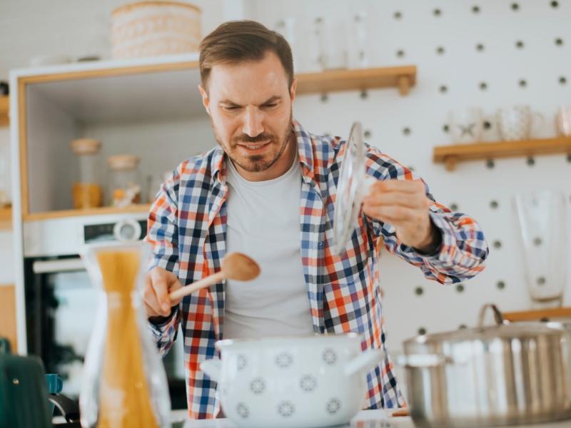 En mand er i panik over hvad han finder i sin gryde. 