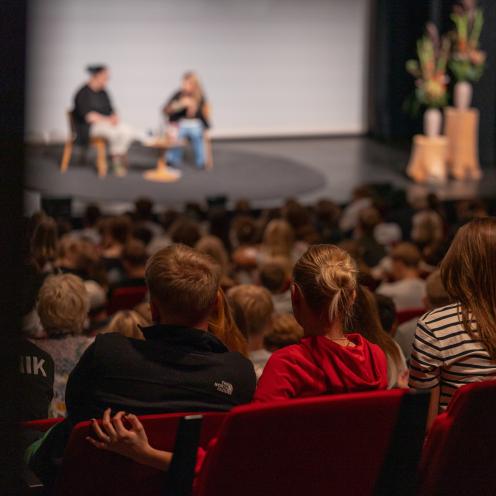 Fotografi af publikum på Store Scene på Kulturværftet til tidligere unge-arrangement.