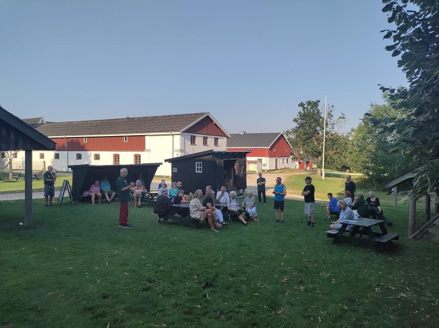 Gruppe af mennesker samlet forand Flynderrupgård