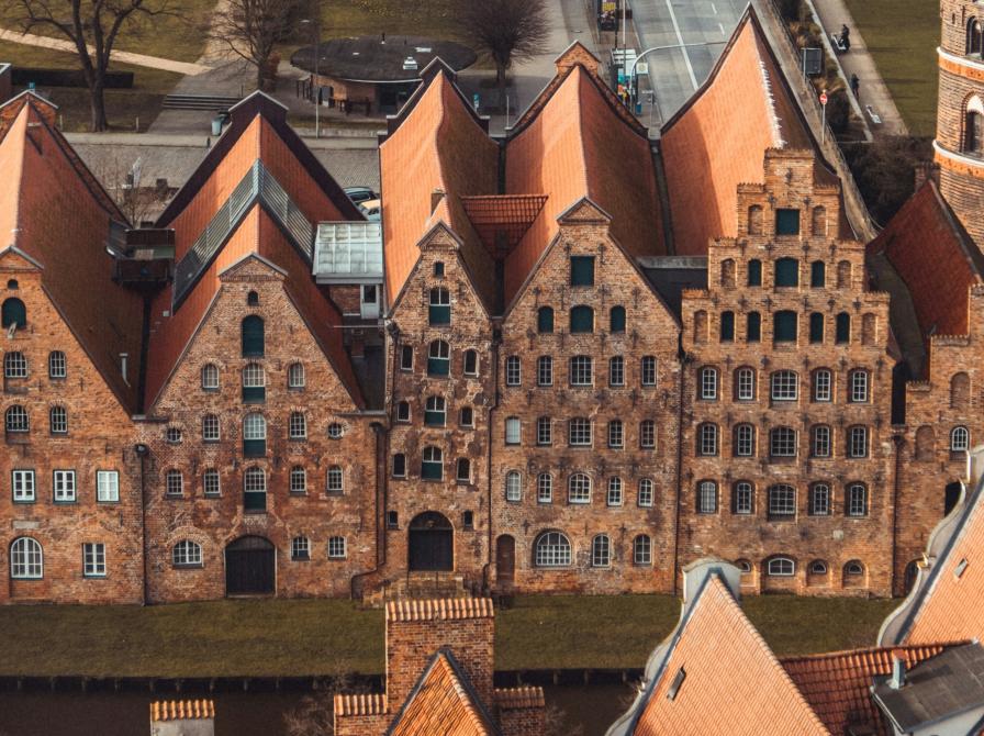Række af gamle murstenshuse i Lübeck