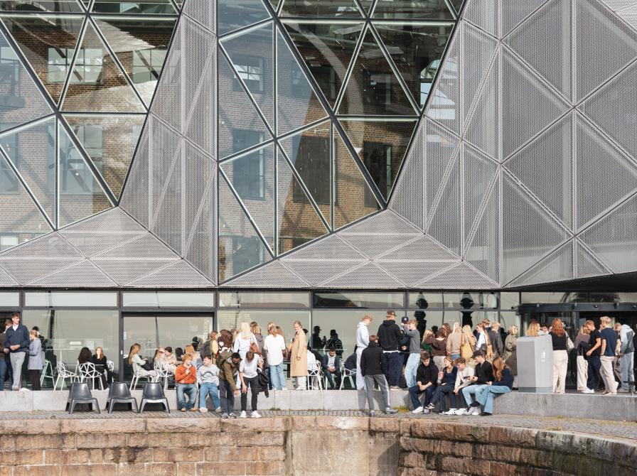 Fotografi udenfor Kulturværftet af en masse unge mennesker