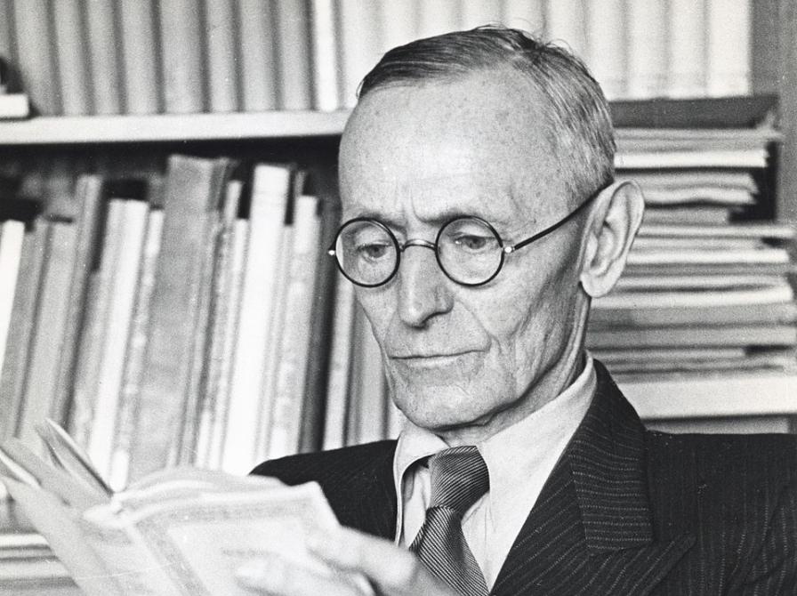 Forfatteren Herman Hesse sidder og læser i en bog.