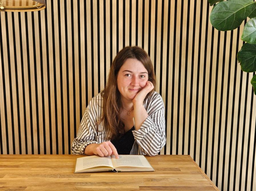 Bibliotekar Agnete ved et bord med en bog