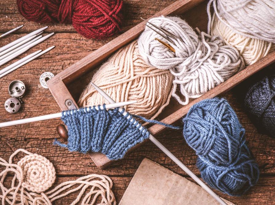 Strikketøj, hæklenåle og andet håndarbejde