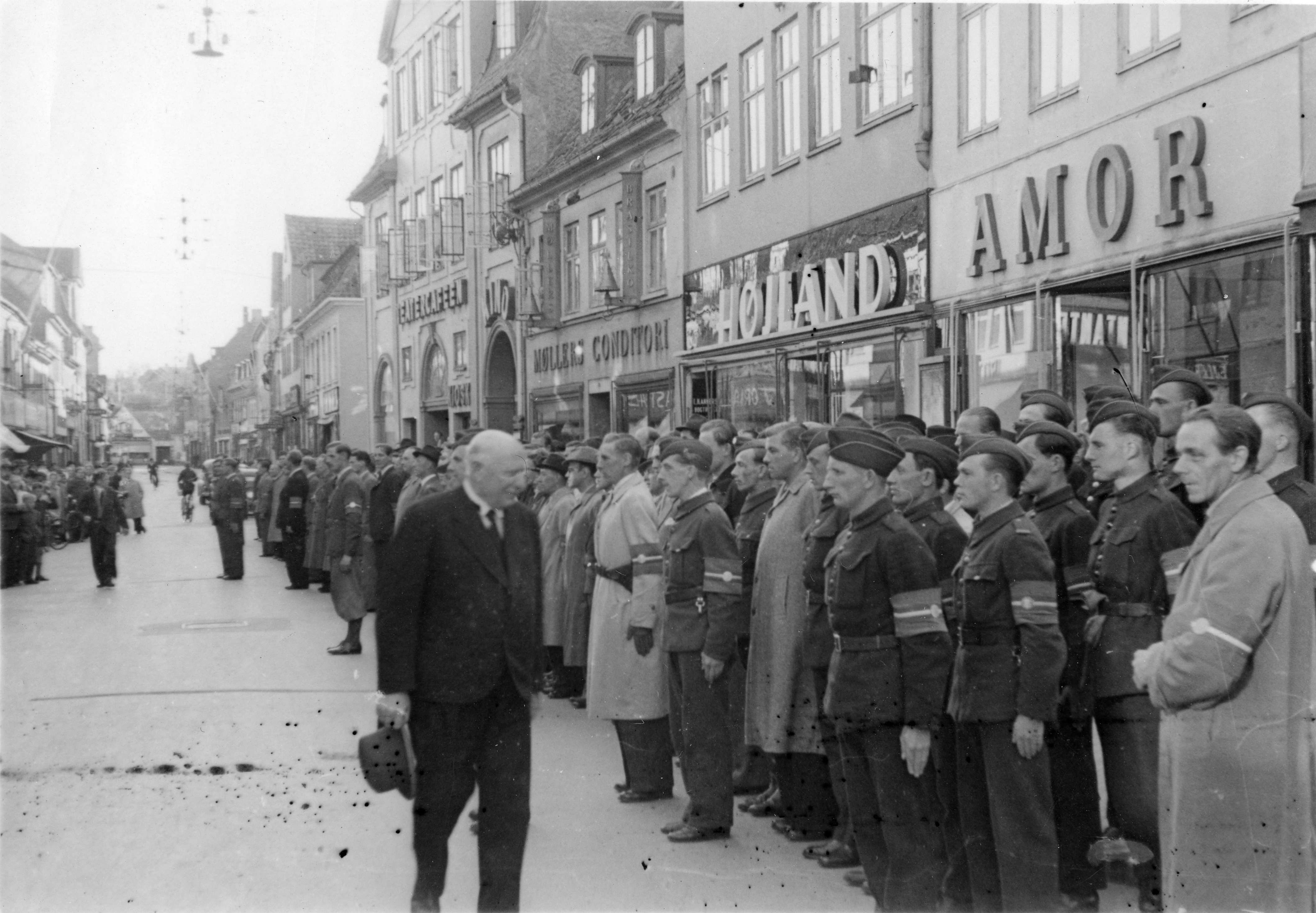 Borgmester Peder Christensen hilser på Den Danske Brigade 5. maj 1945. Fotograf Paula Dahl. Helsingør Kommunes Museer