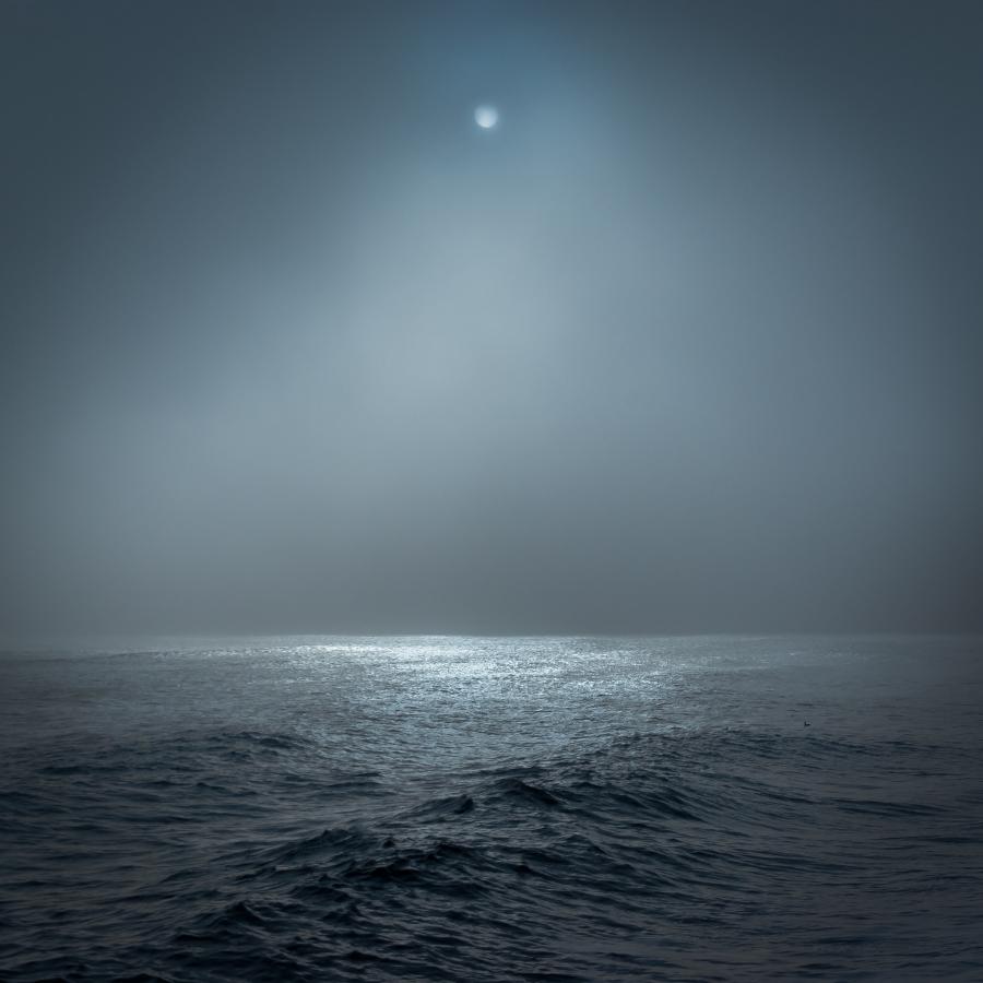 Månen lyser på havet