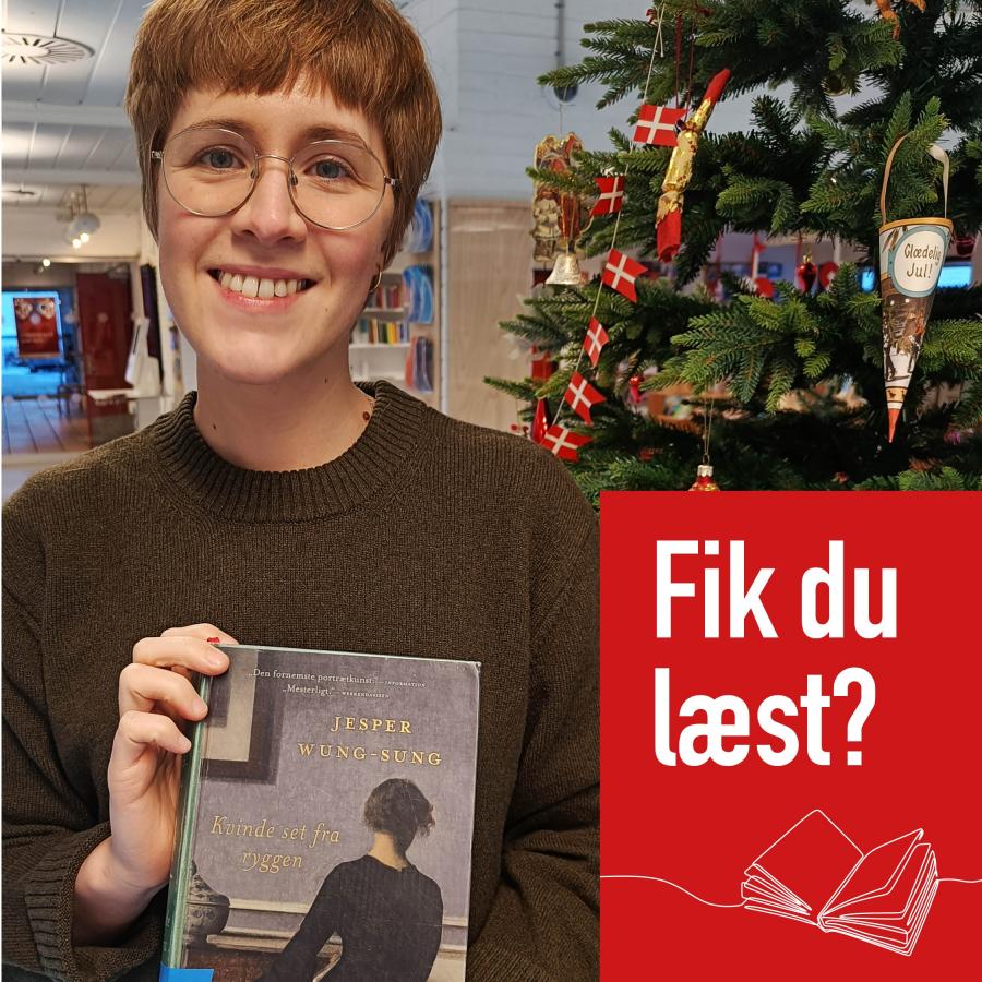 Bibliotekar Laura Havmøller Hansen anbefaler 'Kvinde set fra ryggen' af Jesper Wung-Sung. 