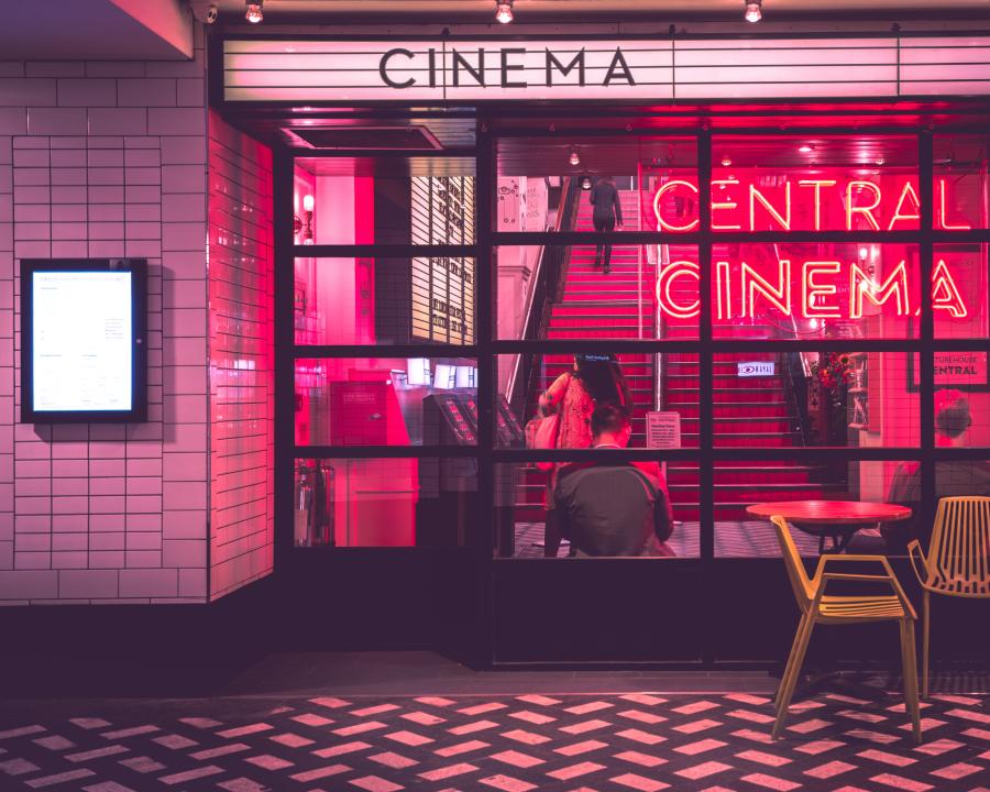 Lobbyen til en biograf i et lyserødt skær