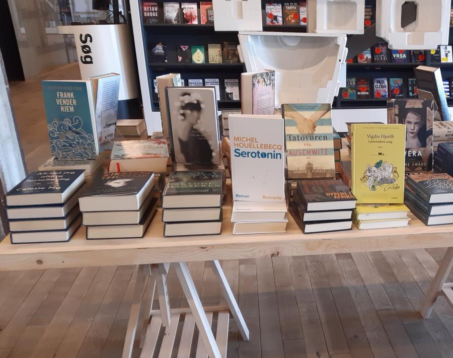 Fotos af bøger i stabler på et bord