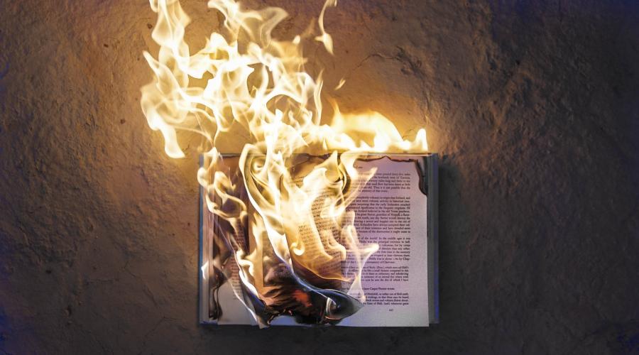 Foto af brændende bog
