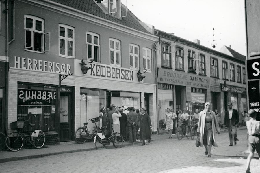 Kø foran slagterforretning i Helsingør. Foto: Nationalmuseet