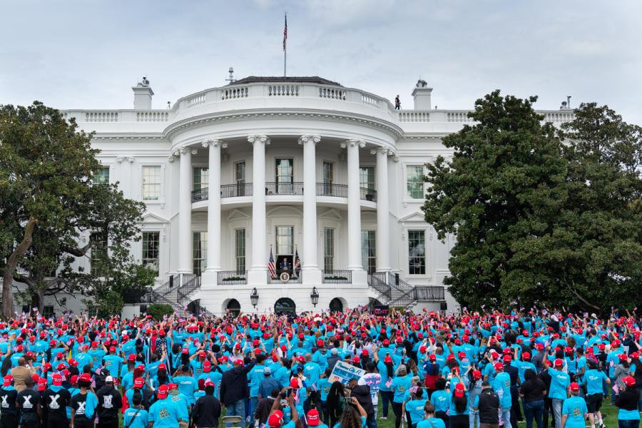 Demonstration foran Det Hvide Hus. Foto af: The White House.