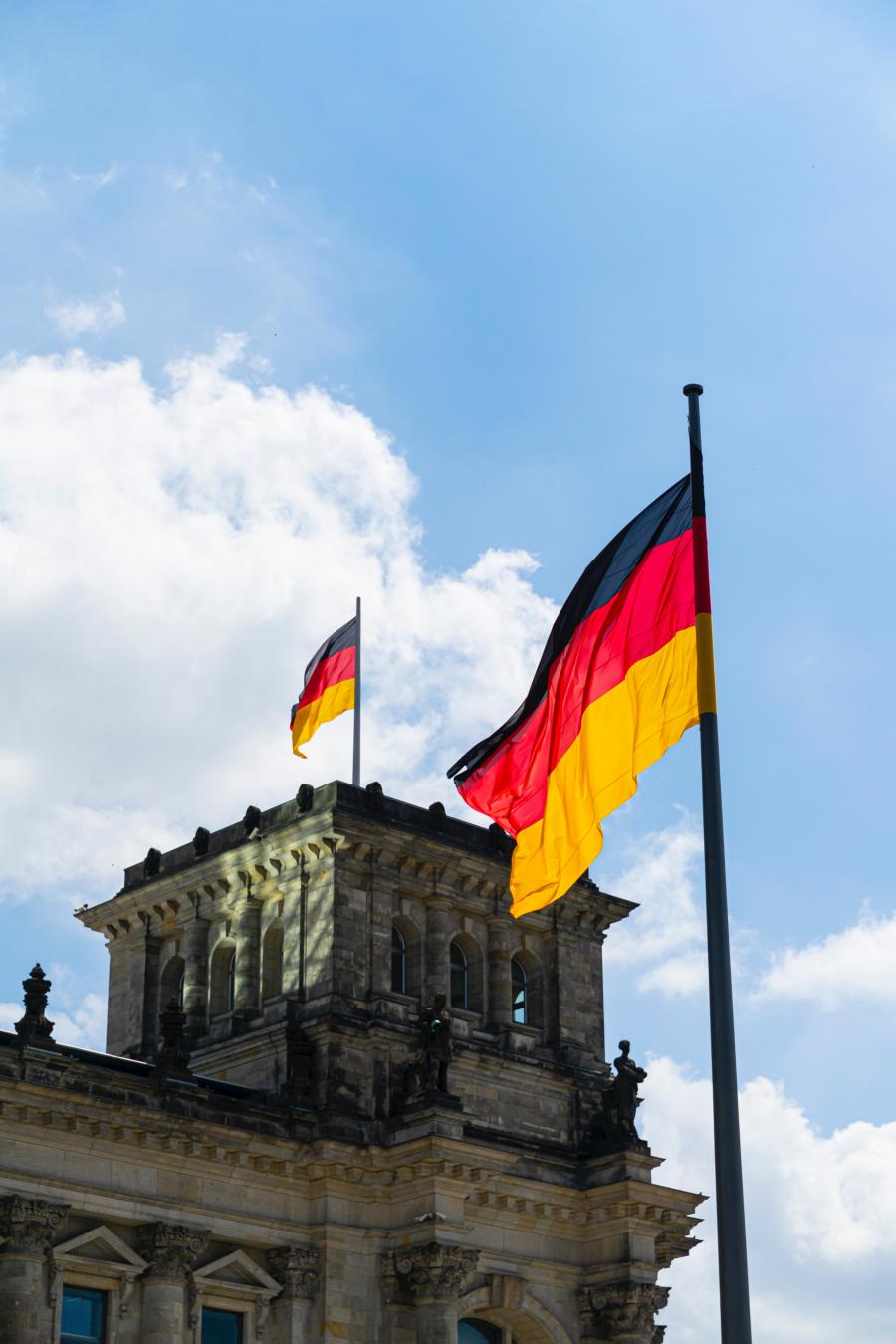 To tyske flag vejer mod himlen over Rigsdagen